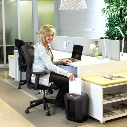 Уничтожитель Fellowes® PowerShred® LX41, DIN P-4, 4х12мм, 8лст., 17лтр.,уничт.: скобы,скр., пл.карты,