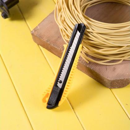 Нож строительный Deli YS EDL003 18 мм, универсальный